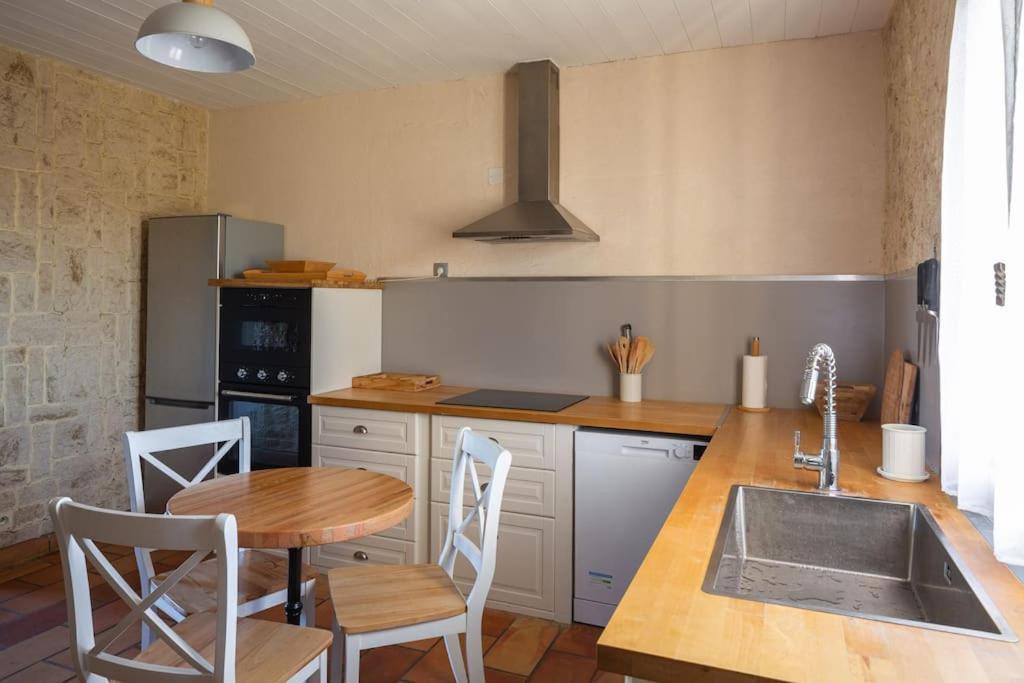 Mas Provencal De 120M2 En Camargue, Avec Piscine Et Parking Inclus, Ideal Pour Des Vacances 아흘르 외부 사진